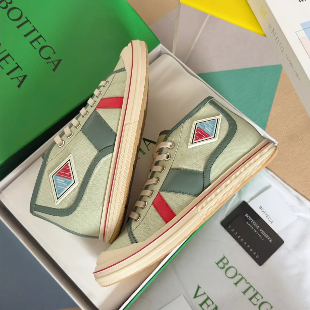Top version: Couple model 580💰 Bottega Veneta Bottega Veneta BV’s latest Eliot series retro basketball shoes casual sports canvas shoes Bottega Veneta 2025 spring and summer show new shoes Eliot is on the market. Inspired by retro basketball sneakers, the color combination highlights youthful vitality and perfectly interprets the theme of youth and childlike innocence. The details are also very particular. The summer canvas brings excellent durability and comfort. Designs such as calfskin trim, rubber toe caps and hand-painted retro red lines are full of retro feel. The round toe and convex sole add a modern feel. Exquisite packaging at the delivery counter🛍📦 ▪️Fabrics: Original customized high-density canvas + cowhide ▪️Inner lining: Original customized breathable canvas ▪️Sole: Original open-molded anti-slip TPU material ▪️Sole thickness: 3CM ▪️Size: Women’s 35-41 / [Men’s 39-45 pre-sale]